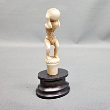 Schnitzerei  Figur auf