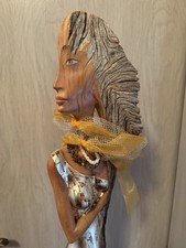 Geschnitzte Frauenskulptur aus