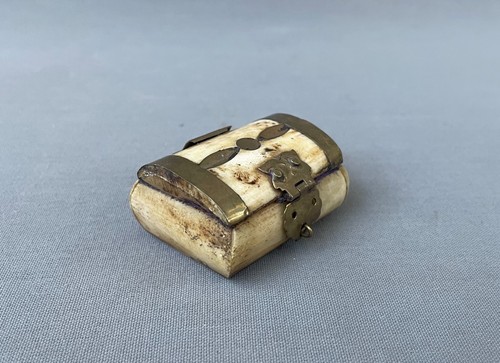 Miniaturtruhe aus knochen und - aus,