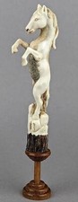 Geschnitztes, steigendes Pferd