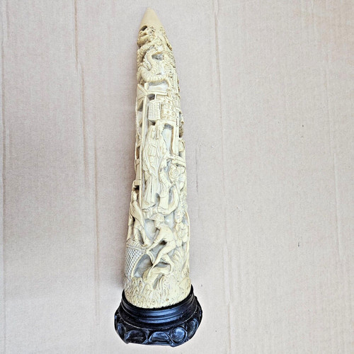 Sehr großer geschnitzter