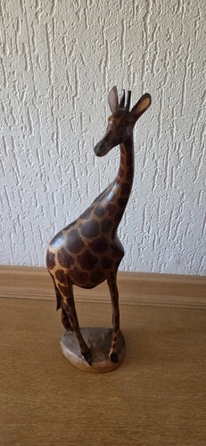 Geschnitzte giraffenfigur aus - giraffenfigur,