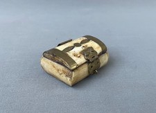 Miniaturtruhe aus Knochen und