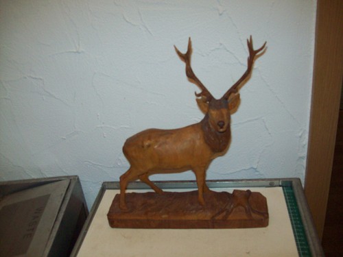 Handgeschnitzt hirsch aus holz - handgeschnitzt,